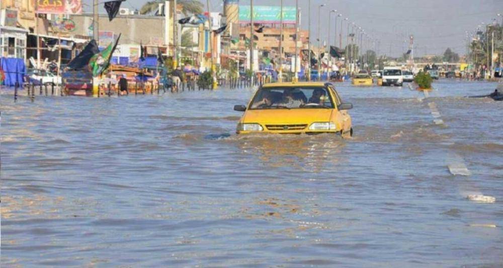 مركبة غارقة بتجمعات مياه الأمطار