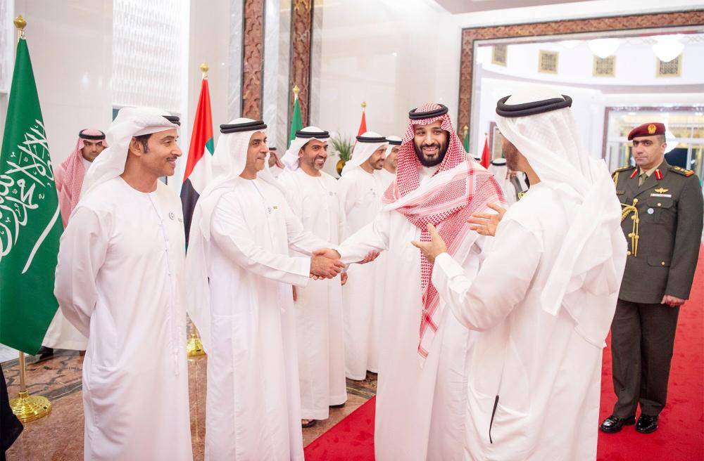 





الأمير محمد بن سلمان مصافحا مودعيه.