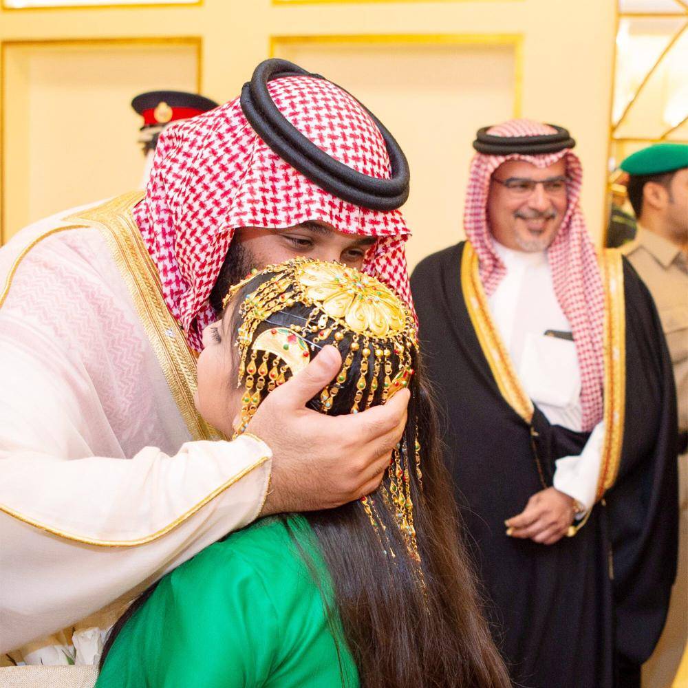 



الأمير محمد بن سلمان مقبلا طفلة كانت في استقباله.