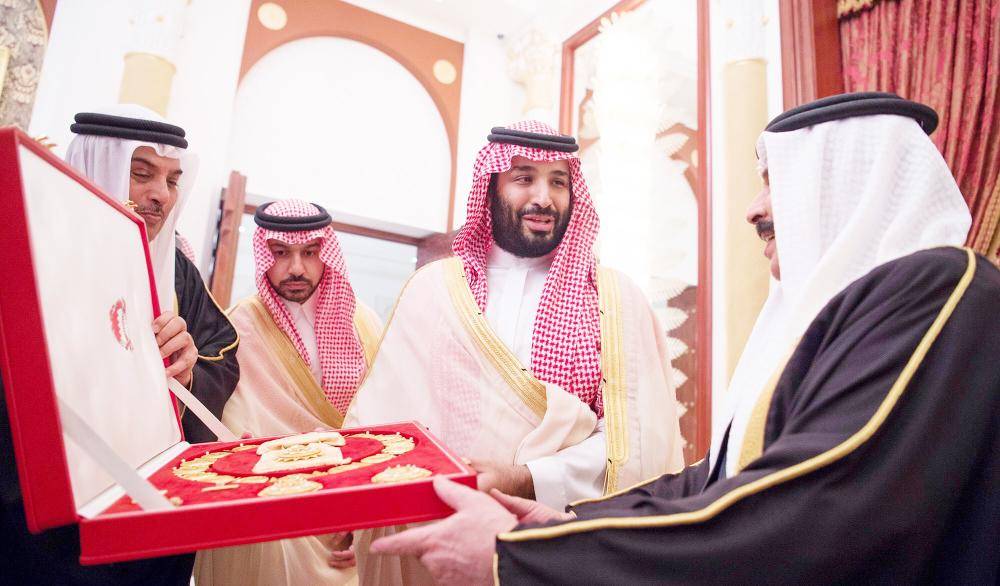 



ولي العهد متقلدا وسام الشيخ عيسى بن سلمان من الدرجة الممتازة.