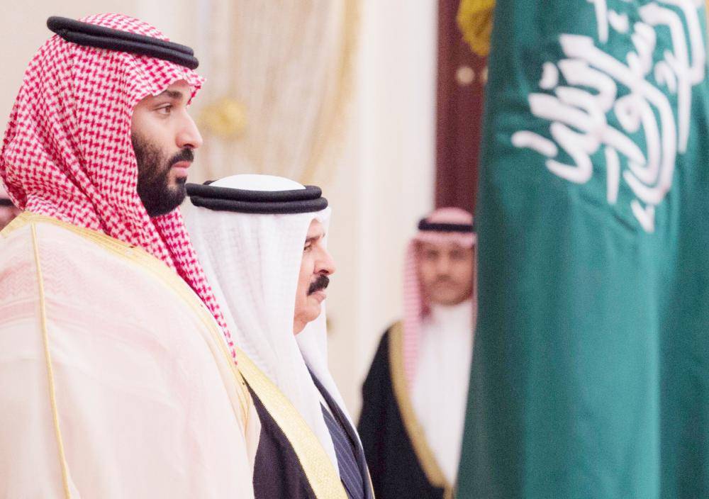 



الملك حمد مستقبلا الأمير محمد بن سلمان بالمطار.