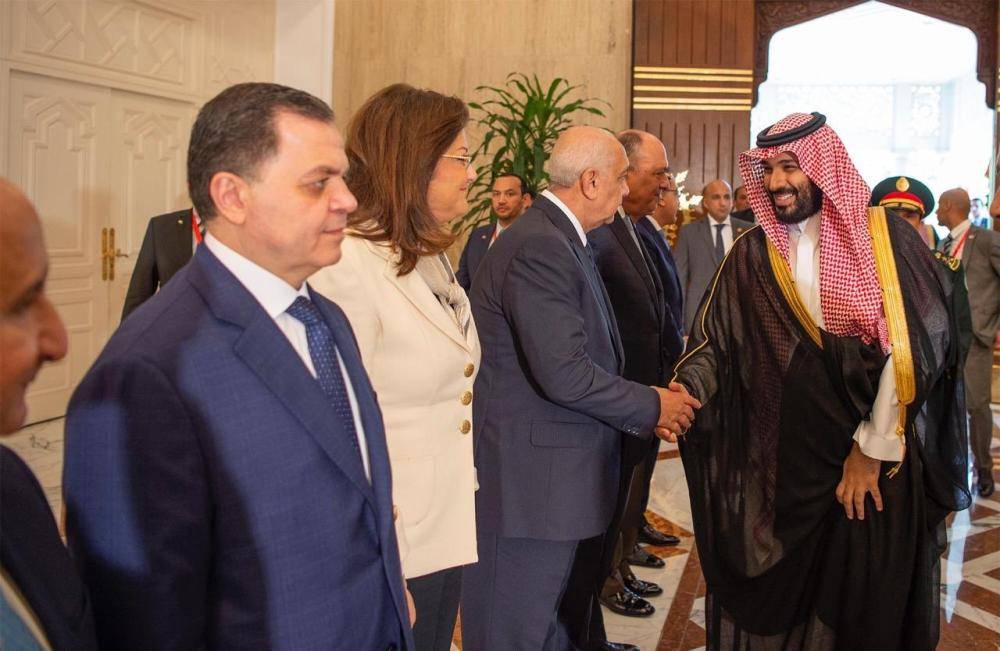 الأمير محمد بن سلمان مصافحا المسؤولين المصريين في قصر الاتحادية