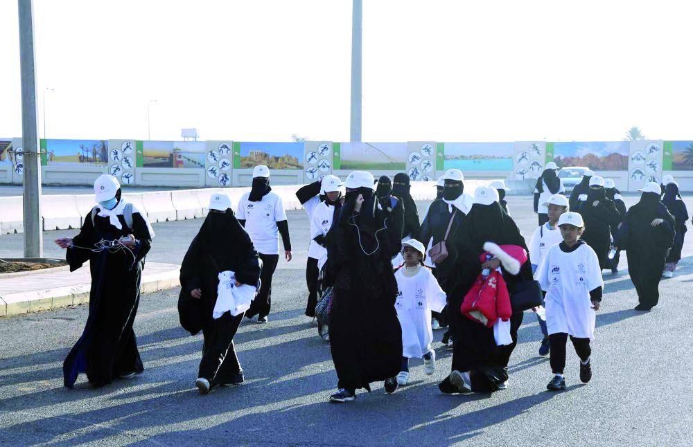 



نساء وأطفال مشاركون في فعالية اليوم العالمي للمشي.