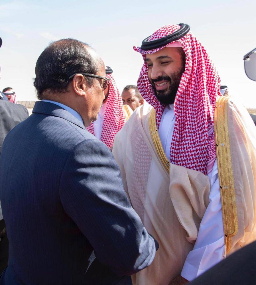 الأمير محمد بن سلمان يصافح رئيس موريتانيا لحظة وصوله إلى نواكشوط