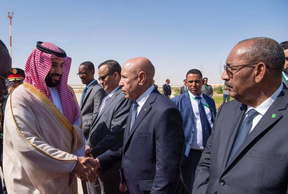 محمد بن سلمان مصافحا مستقبليه