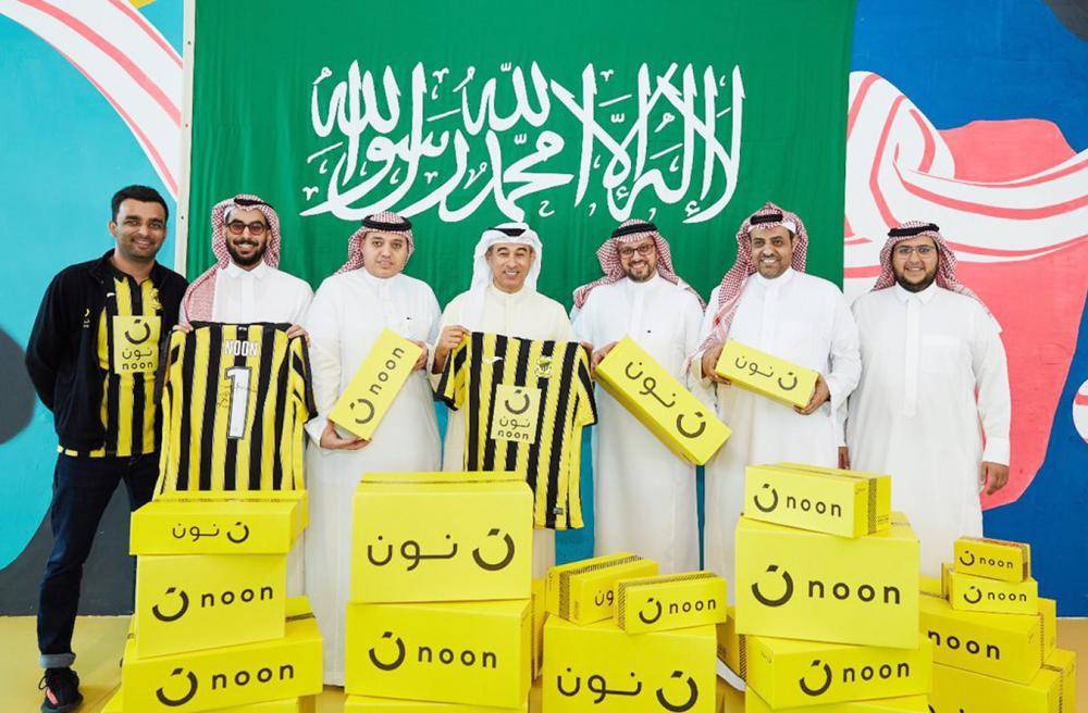 



إدارة الاتحاد بعد توقيع عقد الرعاية مع نون.