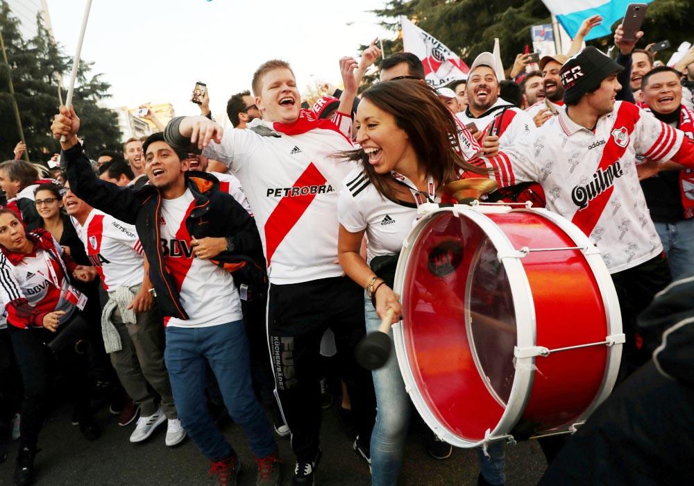 



فرحة جنونية لجماهير الريفر عقب التتويج بالكأس.