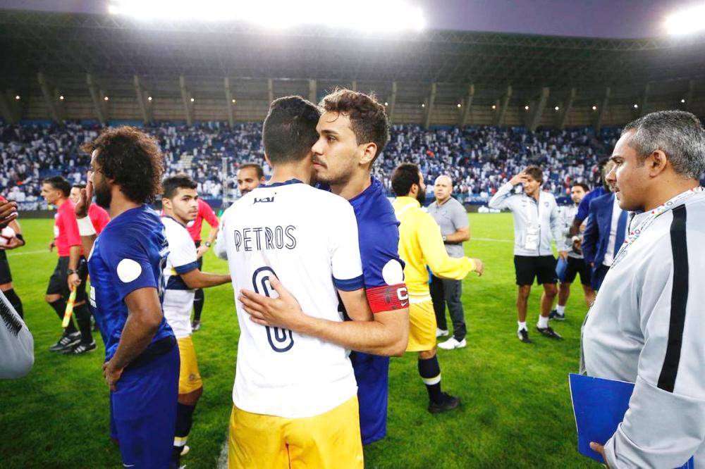 



لاعبو الهلال والنصر يتبادلون التحية بعد نهاية الديربي.