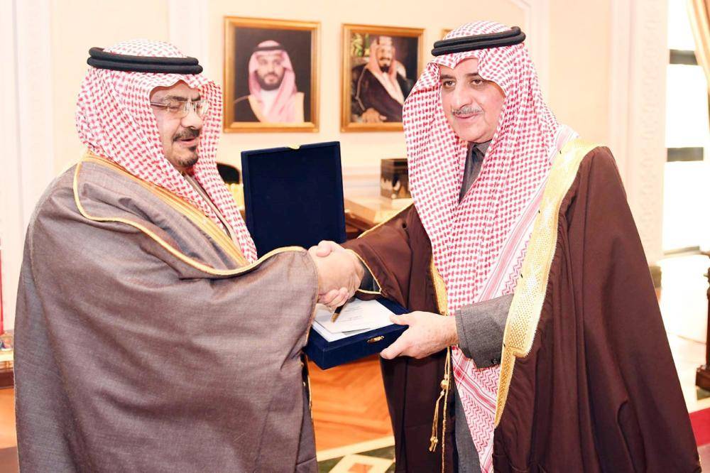 



الأمير فهد بن سلطان يتسلم نسخة من كتاب القائد التربوي. (عكاظ)