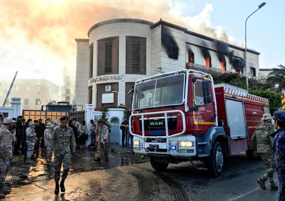 سيارة إطفاء تباشر موقع الحادثة