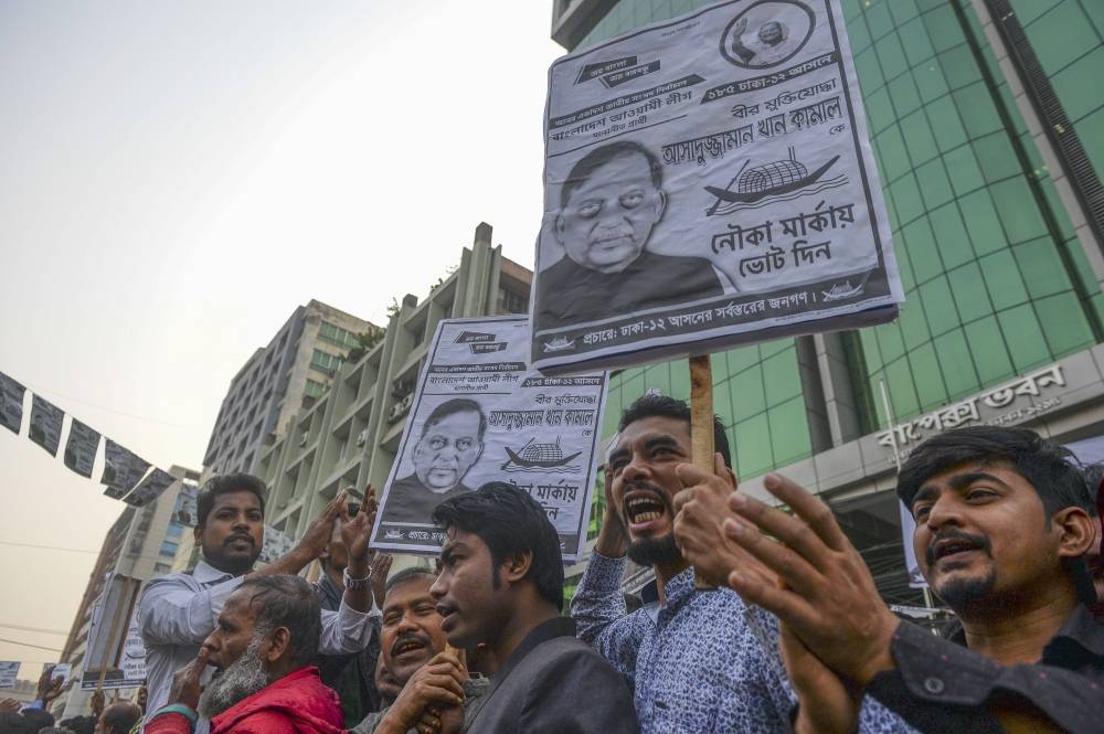 Supporters of Bangladesh Awami League march in the street as they take part in a general election campaign procession in Dhaka on December 26, 2018. New clashes marred the deadly Bangladesh election campaign on December 26 as opposition leaders stepped up complaints over the organisation of what they consider a one-sided vote. / AFP / MUNIR UZ ZAMAN 