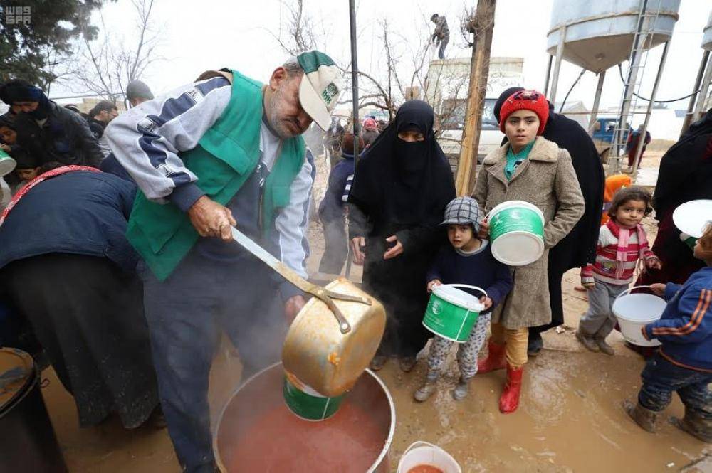 توزيع الوجبات الساخنة للنازحين السوريين في ريف حلب الشمالي