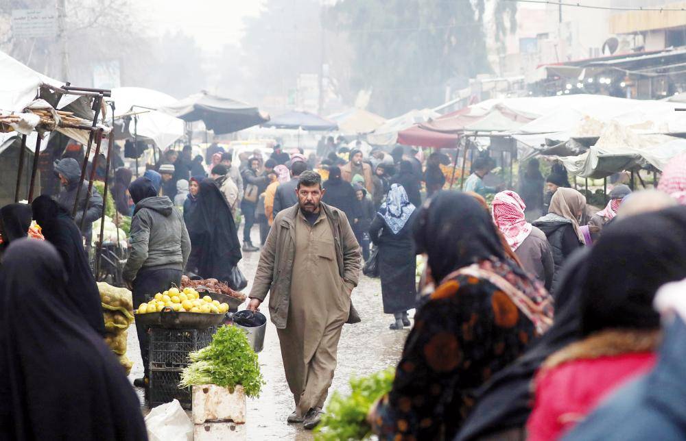 



سوق مفتوحة في بلدة منبج الشمالية على الحدود التركية أمس (الأحد)، والتي يسيطر عليها منذ عام 2016 تحالف من المقاتلين الأكراد والعرب المدعومين من الولايات المتحدة. (أ.ف.ب)