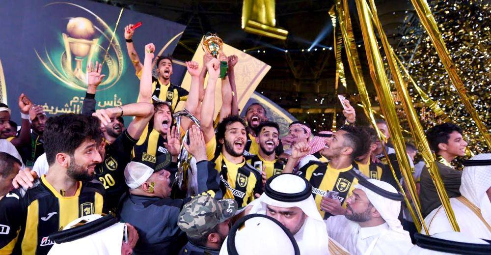 



لاعبو الاتحاد يحتفلون بلقب كأس الملك بعد فوزهم على الفيصلي في النهائي 3-1. (عكاظ)