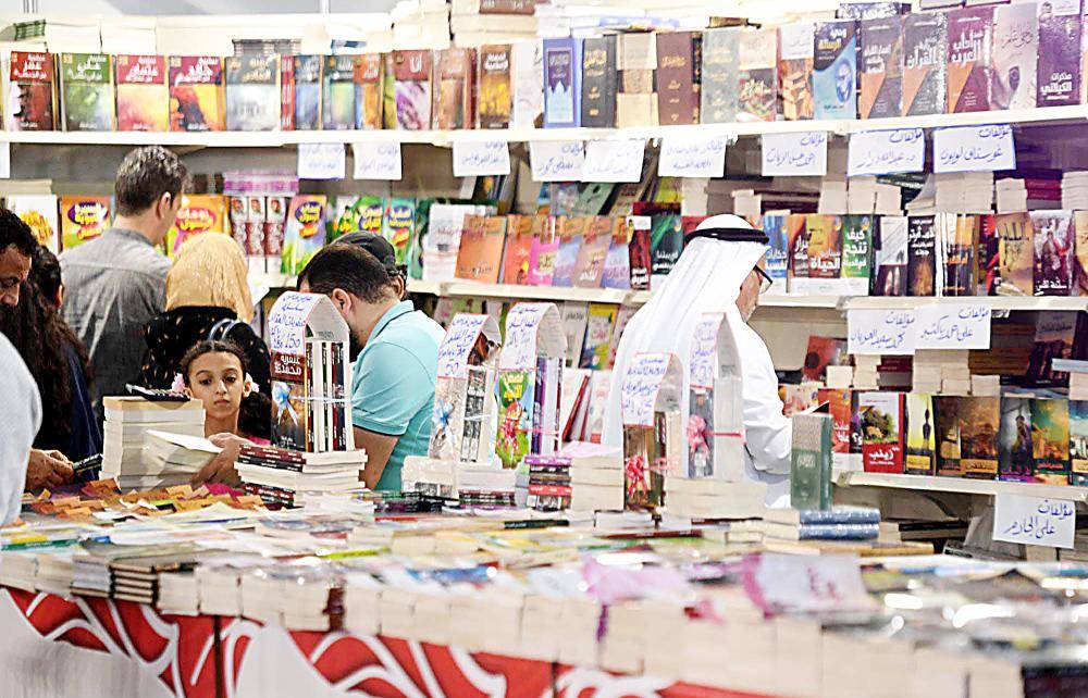 



زوار معرض كتاب جدة في رحلة بحث مستمرة عن كتبهم المفضلة.