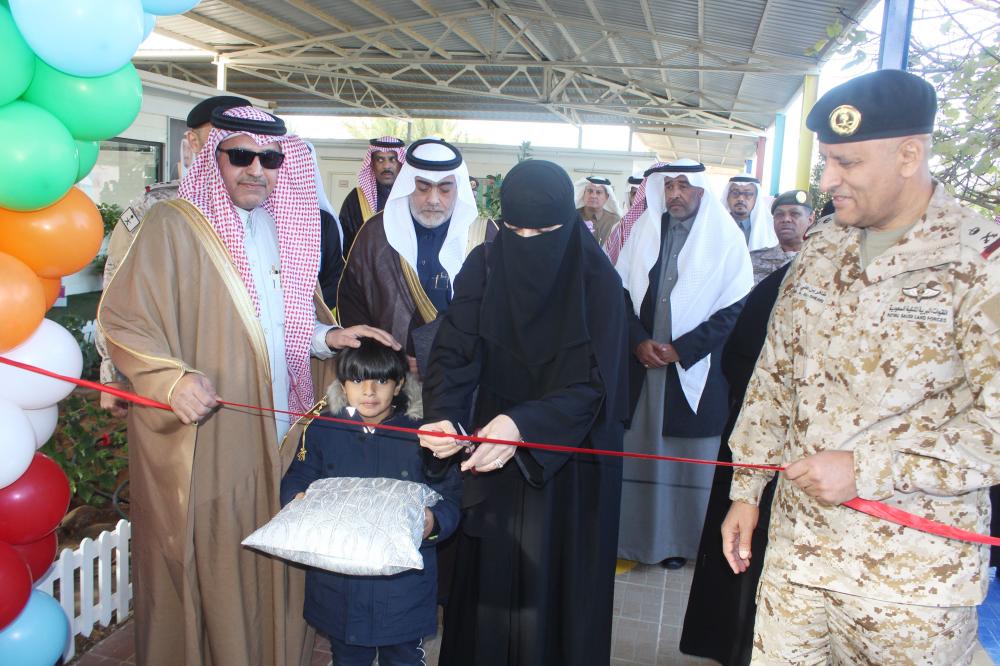 



ندى إسماعيل تفتتح أول مدرسة حكومية للطفولة المبكرة في تبوك. (تصوير: علي بدير)