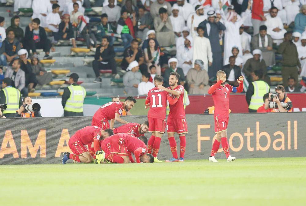 



 فرحة لاعبي المنتخب البحريني بالهدف في الإمارات.