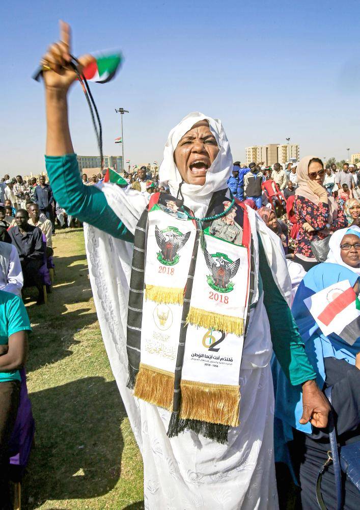 



 سودانية مؤيدة للبشير خلال مسيرة لأنصاره في الساحة الخضراء بالخرطوم أمس .(أ ف ب)