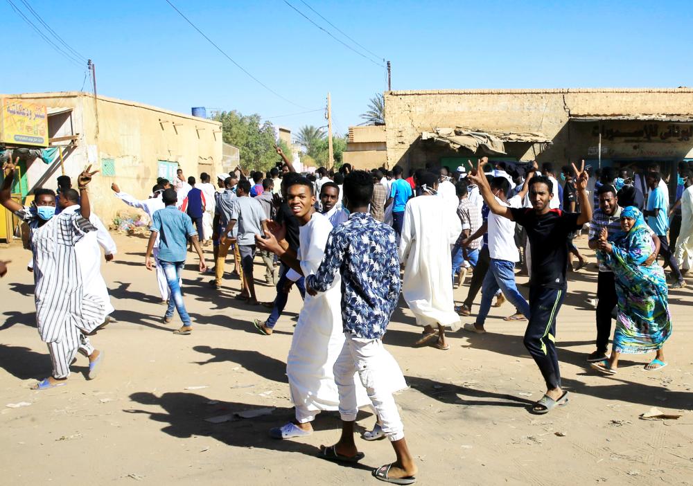 



متظاهرون سودانيون خلال مسيرة مناهضة للحكومة بعد صلاة الجمعة في الخرطوم أمس الأول. (رويترز)