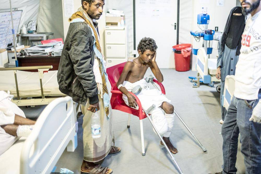 



طفل يمني فقد إحدى ساقيه بلغم حوثي يعالج في مستشفى لمنظمة «أطباء بلا حدود» في المخا. (عكاظ)
