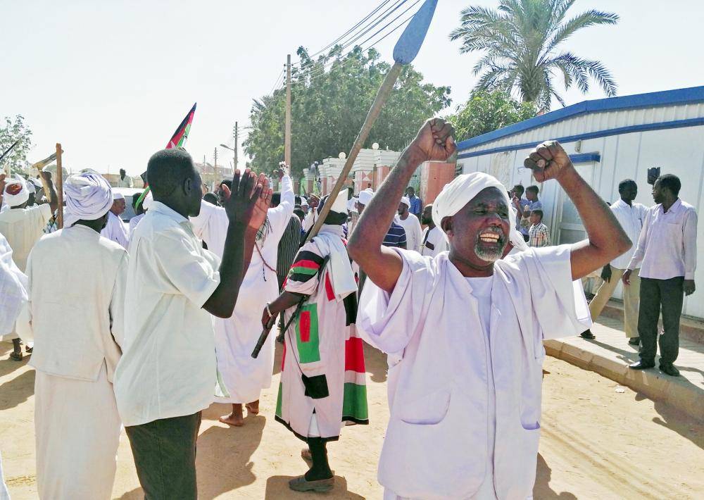 



 سودانيون يتظاهرون ضد النظام عقب صلاة الجمعة خارج مسجد بالخرطوم أمس الأول.     (أ ف ب)