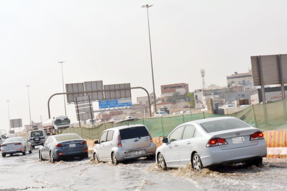 المياه المتسربة تربك حركة السير، وفي الإطار المياه غمرت أجزاء واسعة من الحي.