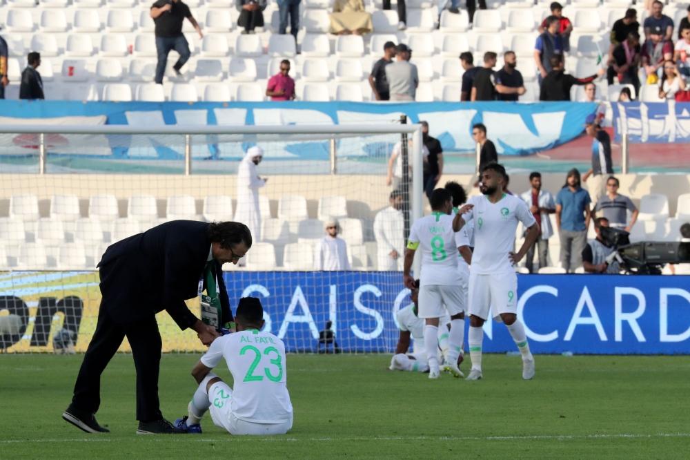 بيتزي مواسيا لاعبي المنتخب عقب الخسارة من اليابان