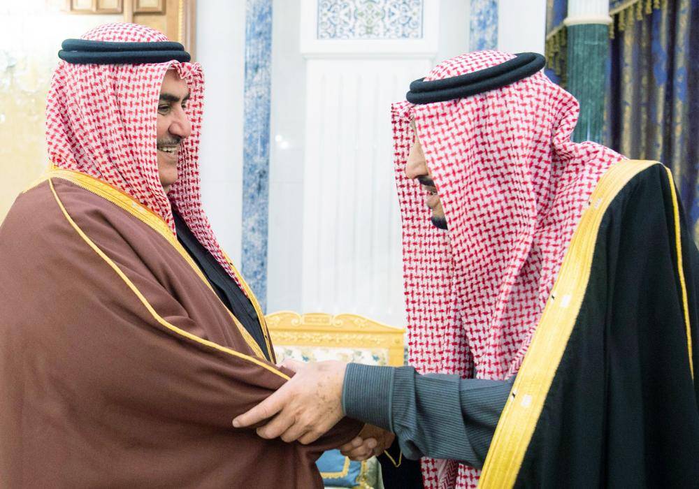 



الملك سلمان مرحبا بالشيخ خالد بن أحمد آل خليفة أمس في الرياض.