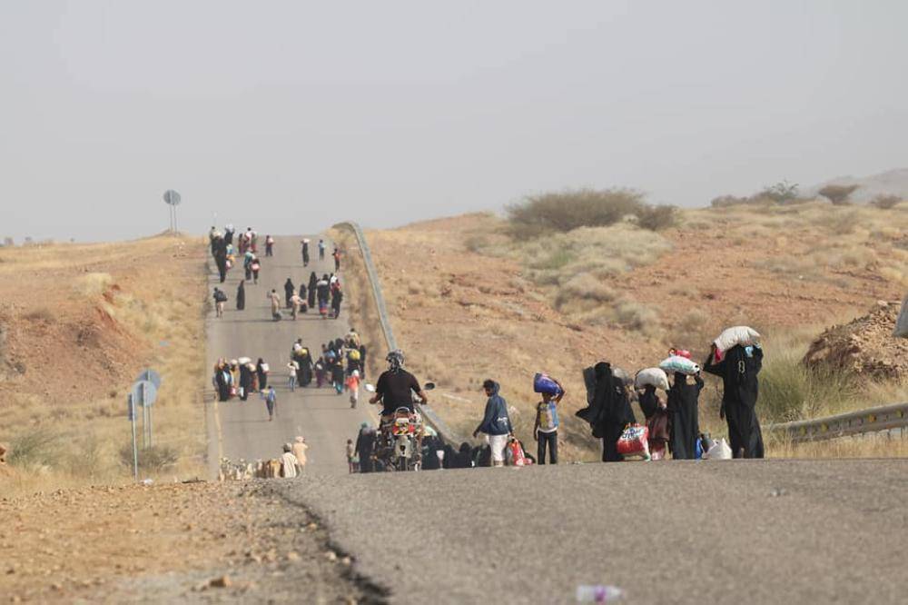 



نازحون يمنيون يفرون من مخيماتهم بعد قصفهم من الحوثي أمس. (إعلام الجيش الوطني)