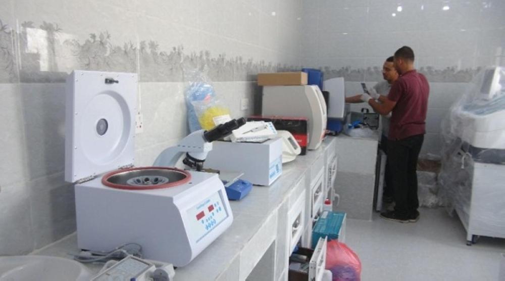 أجهزة طبية متطورة من مركز الملك سلمان للمستشفيات اليمنية. (عكاظ)