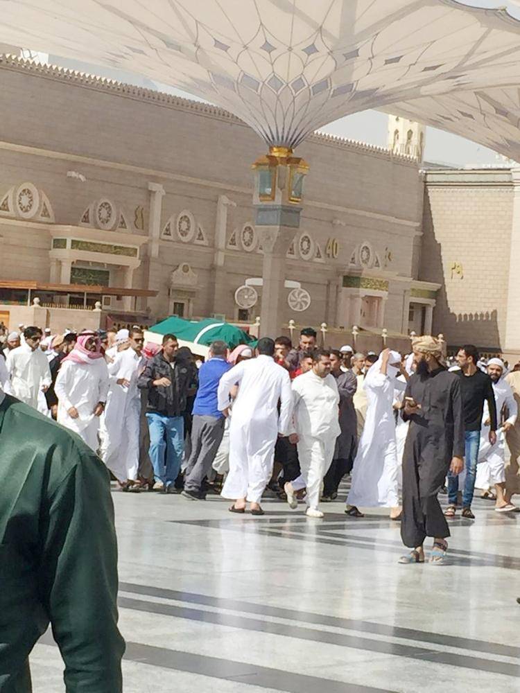 



أثناء خروج جثمان الطفل من المسجد النبوي بعد الصلاة عليه. (تصوير: عبدالمجيد الدويني)