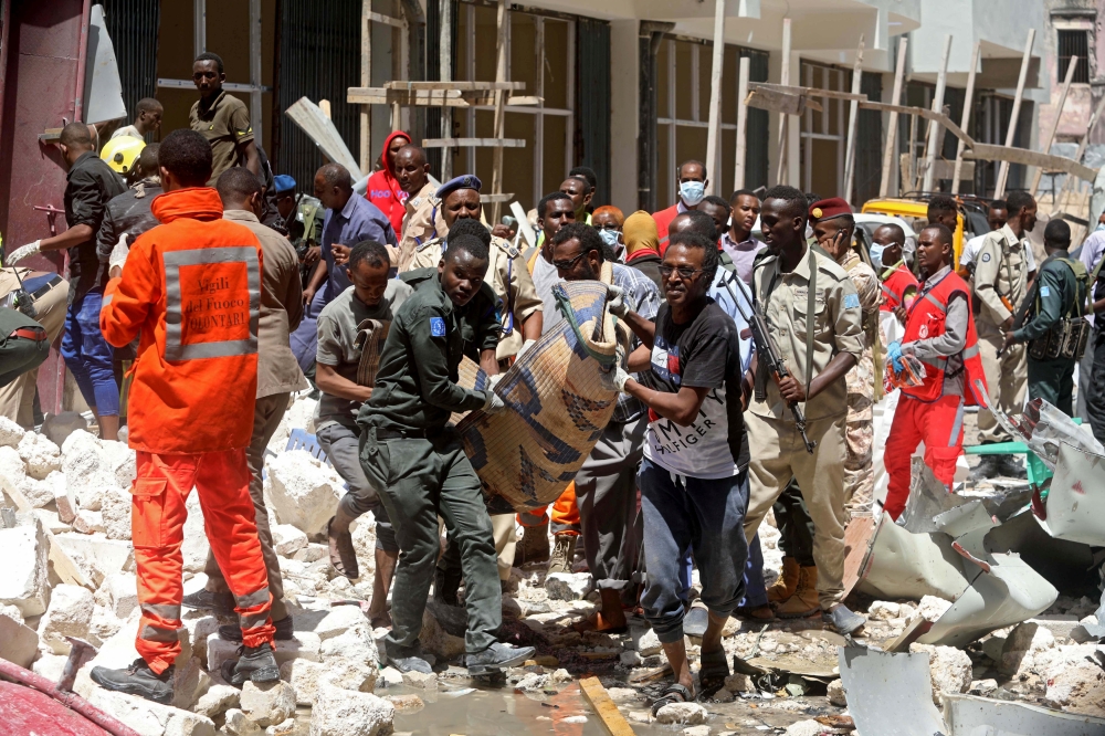 Somali security forces and emergency services evacuate an injured man from the scene where a car bomb exploded at a shopping mall in Mogadishu, Somalia February 4, 2019. REUTERS/Feisal Omar