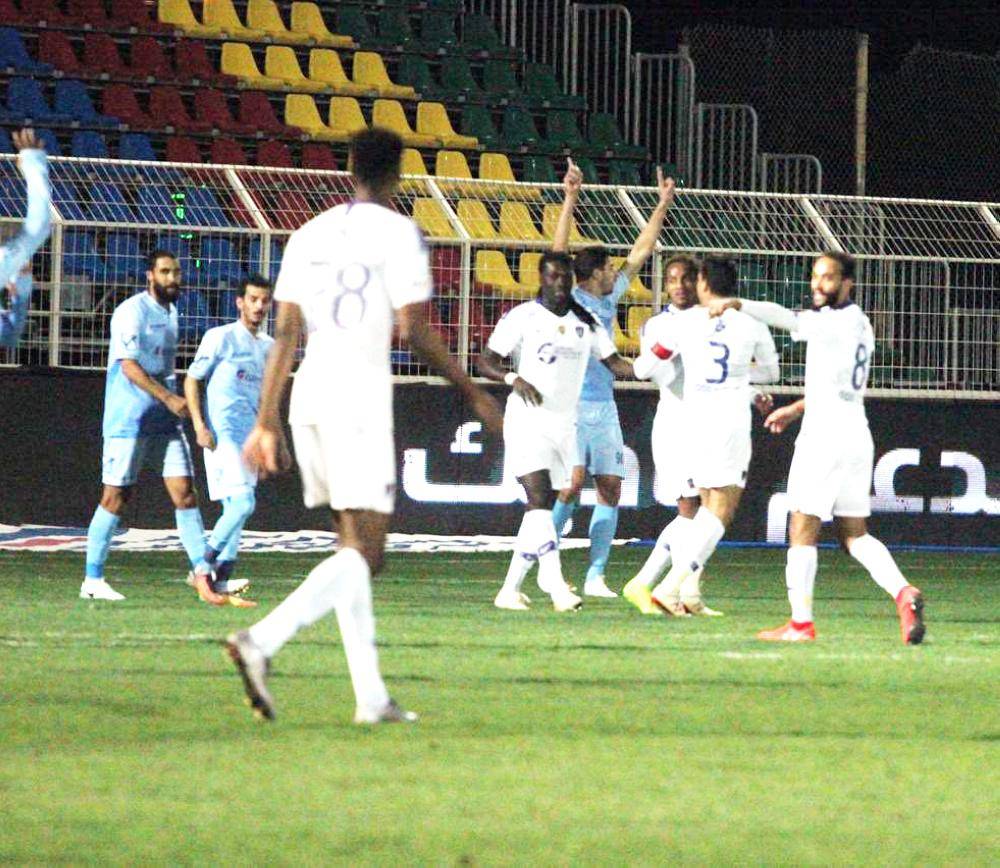 



فرحة لاعبي الهلال بالفوز على الباطن، وفي الإطار لحظة طرد إدواردو.