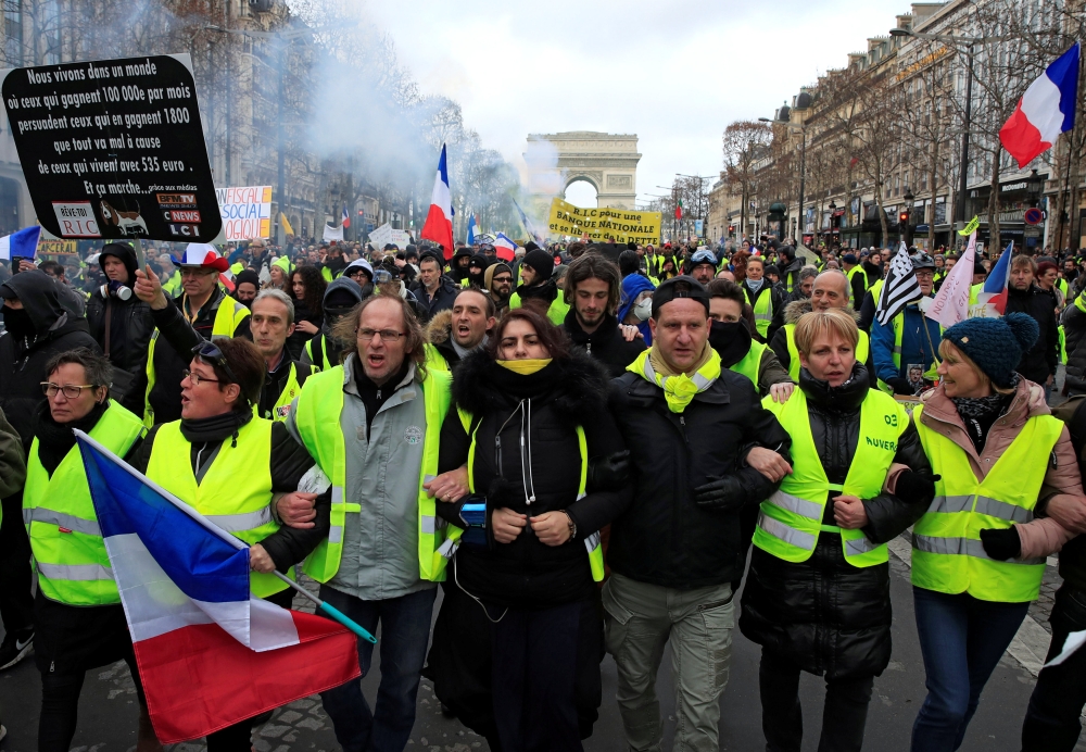 Protesters wearing yellow vests take part in a demonstration by the «yellow vests» movement in Paris, France February 9, 2019. REUTERS/Gonzalo Fuentes