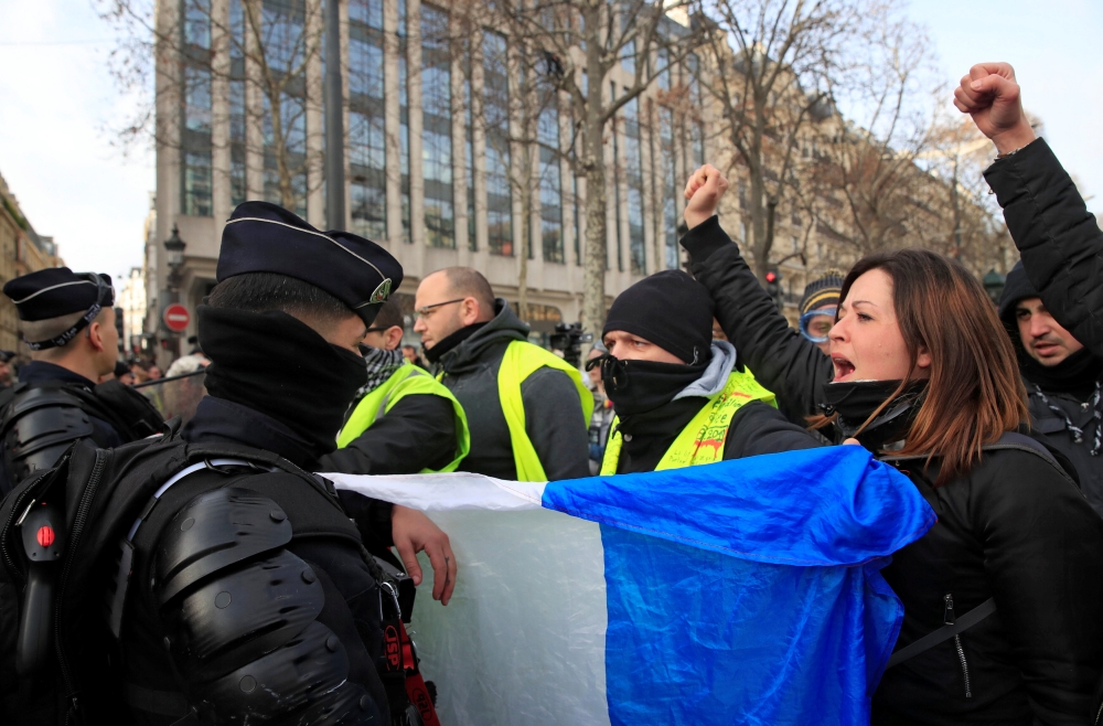 Protesters wearing yellow vests take part in a demonstration by the «yellow vests» movement in Paris, France February 9, 2019. REUTERS/Gonzalo Fuentes