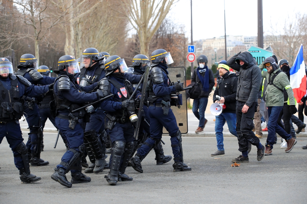 Riot policemen are pictured during a demonstration by the «yellow vests» movement in Paris, France February 9, 2019. REUTERS/Gonzalo Fuentes