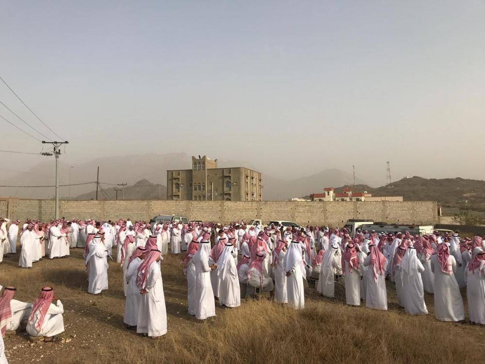 مشيعون في وداع الطالب بندر البارقي