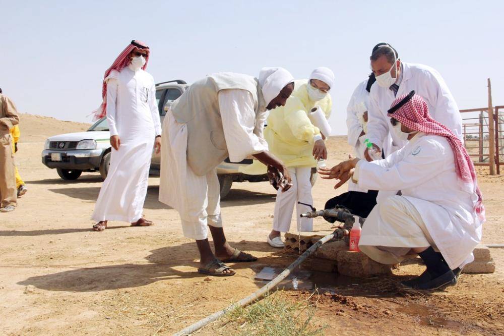 



توعية الرعاة بالاشتراطات الصحية للتعامل مع المواشي. (عكاظ)