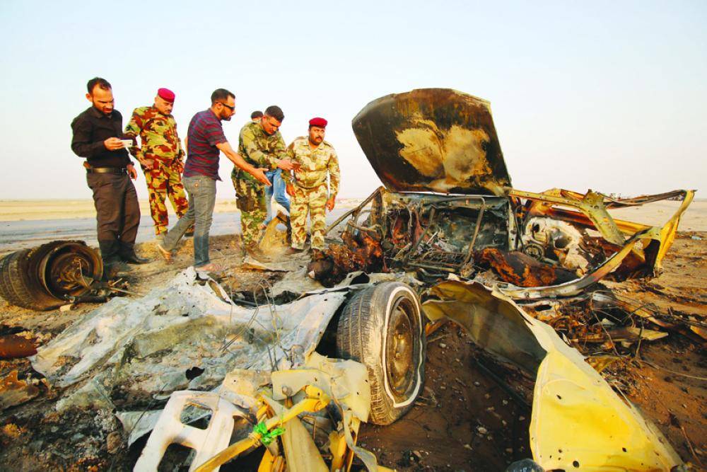 Iraqi security forces inspect the site of a bomb attack at a police checkpoint on a highway near the southern Iraqi city of Nassiriya, Iraq, September 14, 2017. REUTERS/Essam Al-Sudani