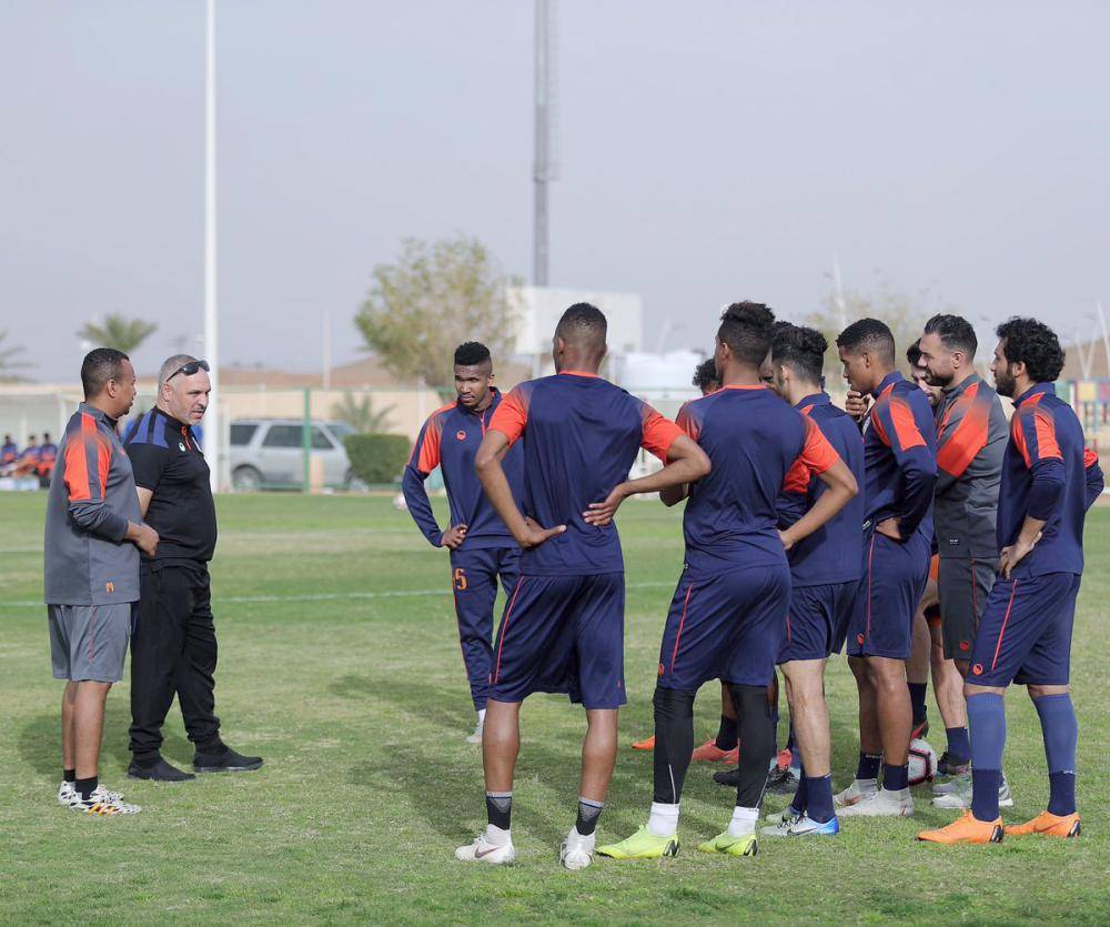 



اجتماع الجهاز الفني بلاعبي الفيحاء قبل بدء التدريبات.