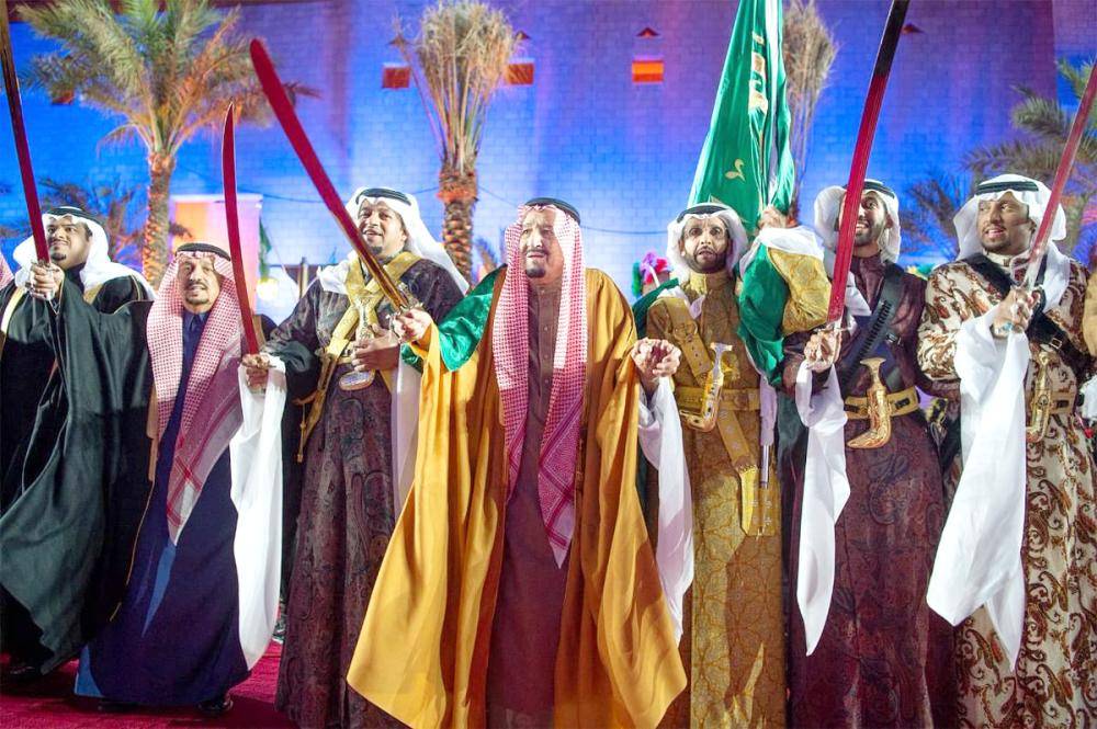 



الملك سلمان مؤديا العرضة السعودية خلال حفل تدشين مشاريع الرياض أمس.