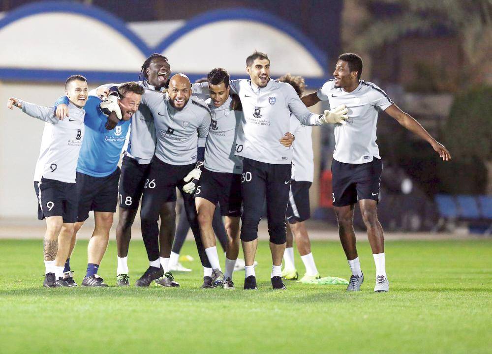 



لاعبو الهلال أثناء أدائهم تمرينهم اليومي. 