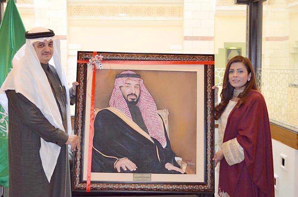 


السفير السعودي في إسلام آباد نواف المالكي يتسلم لوحة لولي العهد من التشكيلية الباكستانية رابية ذاكر. (تصوير: المحرر)