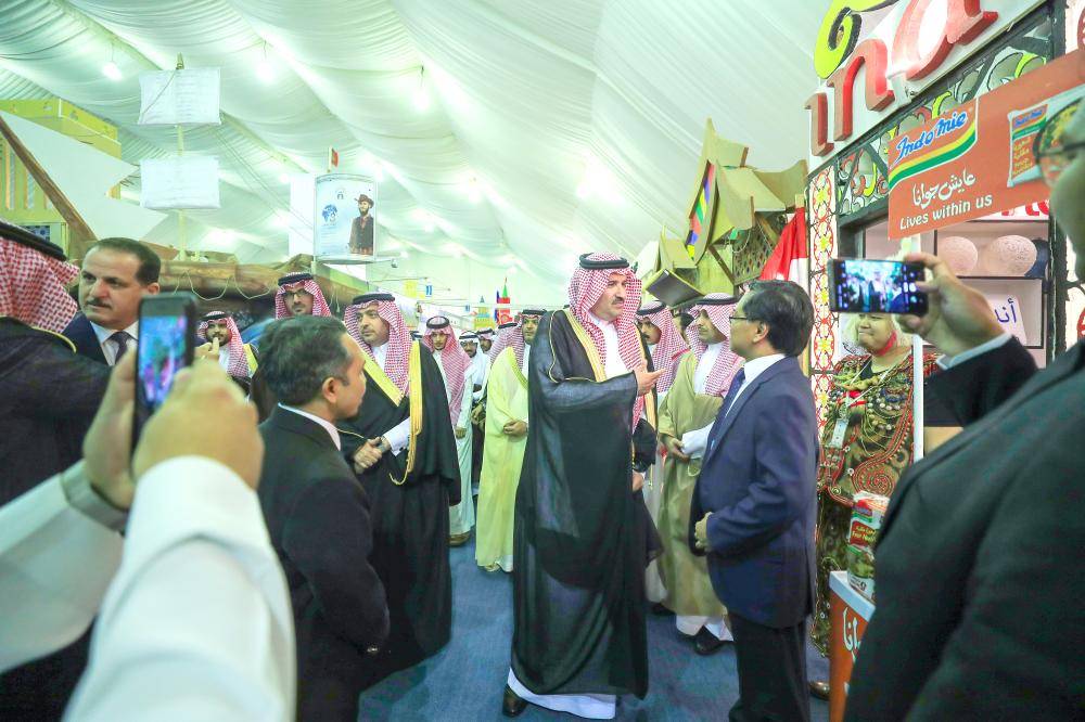 



الأمير فيصل بن سلمان متجولا في معرض الشعوب والثقافات.