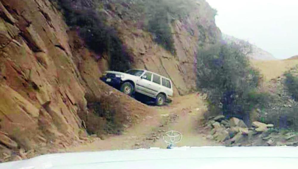 



سيارة الزوج بعدما تركها في منحدر جبلي محاولا الفرار بجريمته.