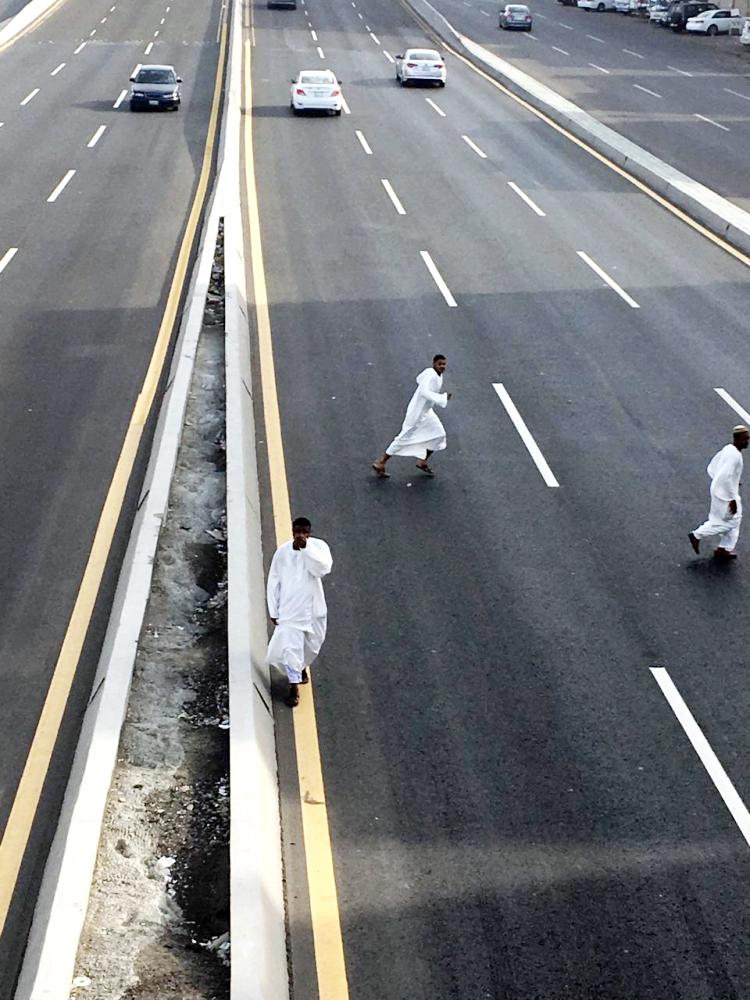 



مشاة يخاطرون لعبور طريق سريع في جدة. (تصوير: عمرو سلام)