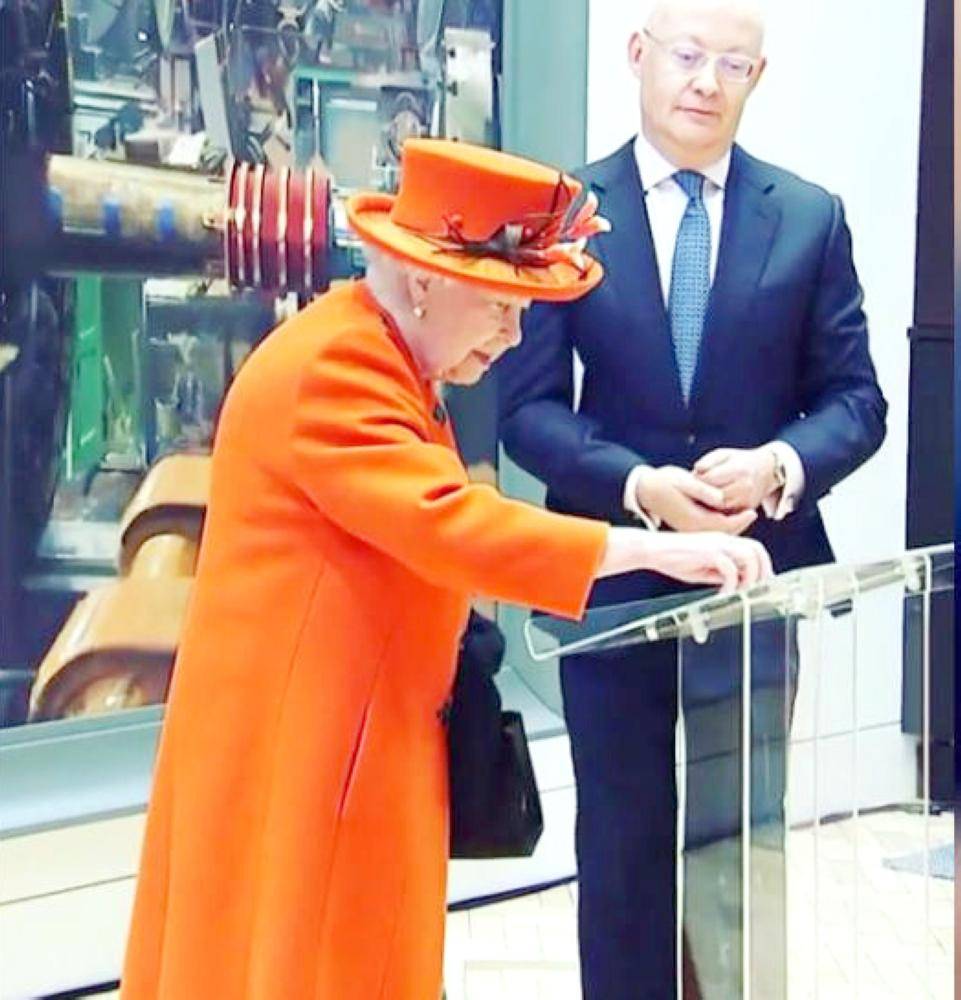 


الملكة تطلق منشورها من داخل المتحف.