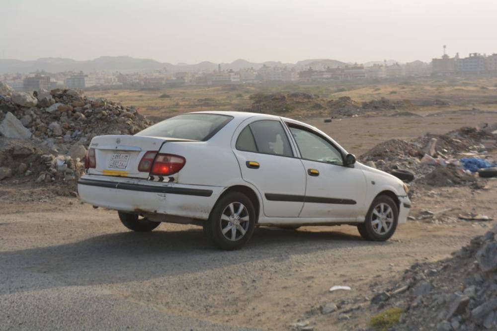 



الوصلة الترابية تحولت إلى عقبة أمام المركبات.