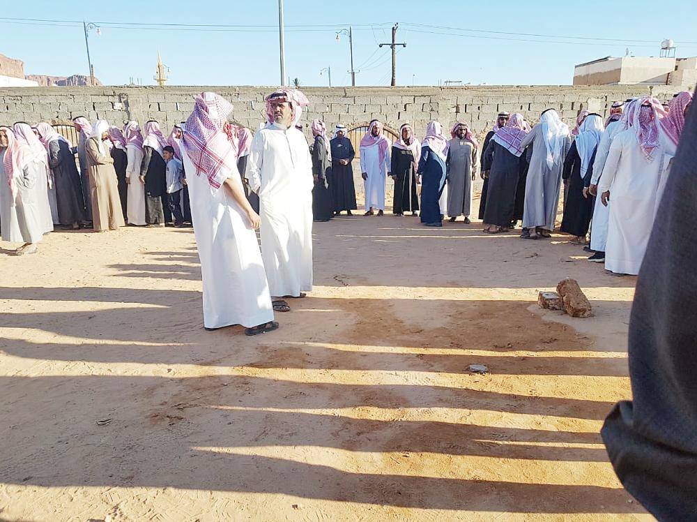 





ذوو المتوفين يتقبلون العزاء. (عكاظ)