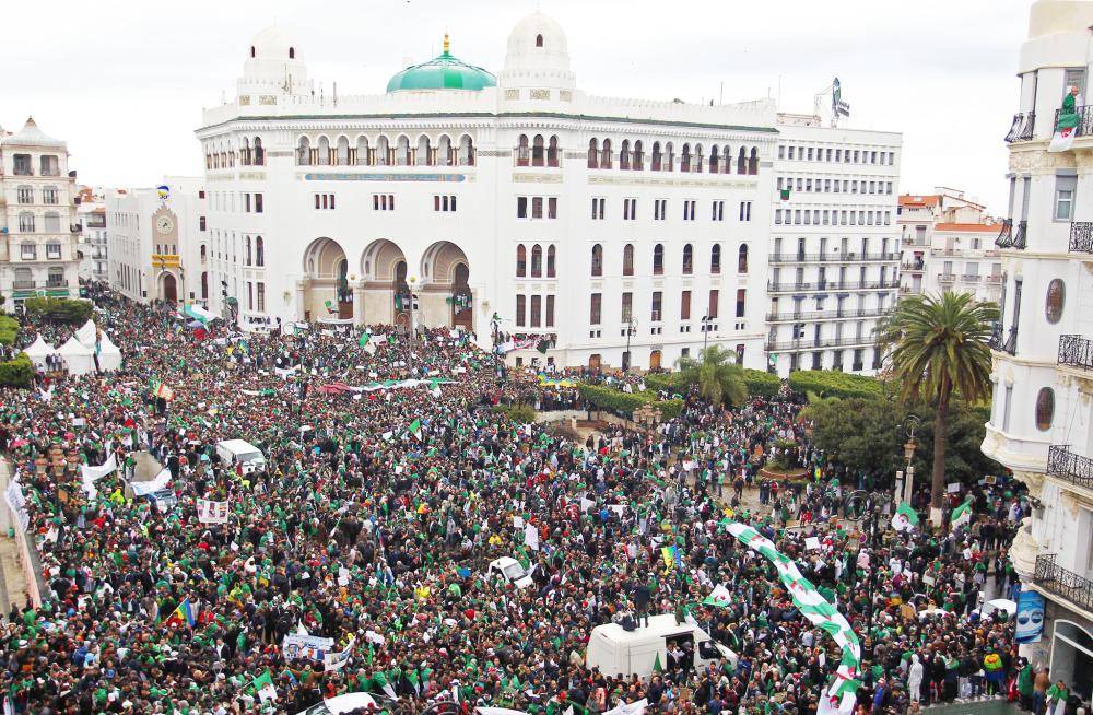 



آلاف الجزائريين يتظاهرون مطالبين بوتفليقة بالتنحي وسط العاصمة أمس.      (أ ف ب)